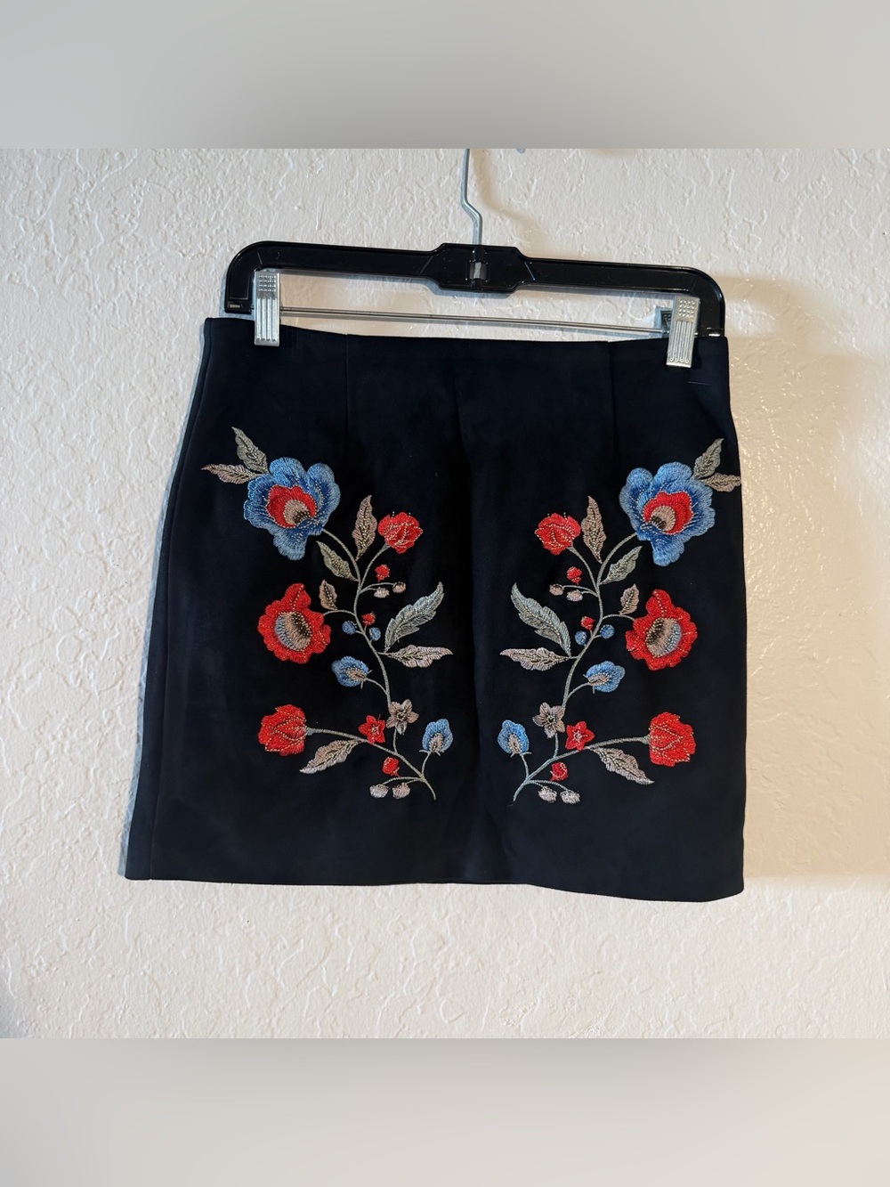 Forever 21 Women's Skirt Black Faux Suede Floral Embroidered Zip size Small